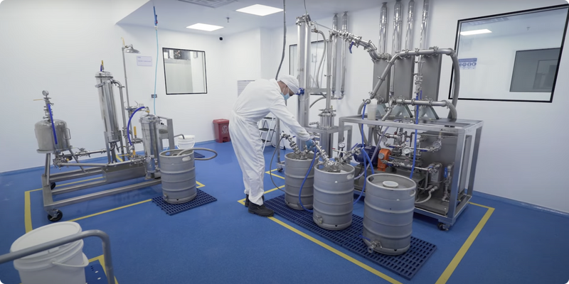Técnico experto controlando los procesos de extración del CBD en los laboratorios de Phexia con garantía de calidad y seguridad certificadas